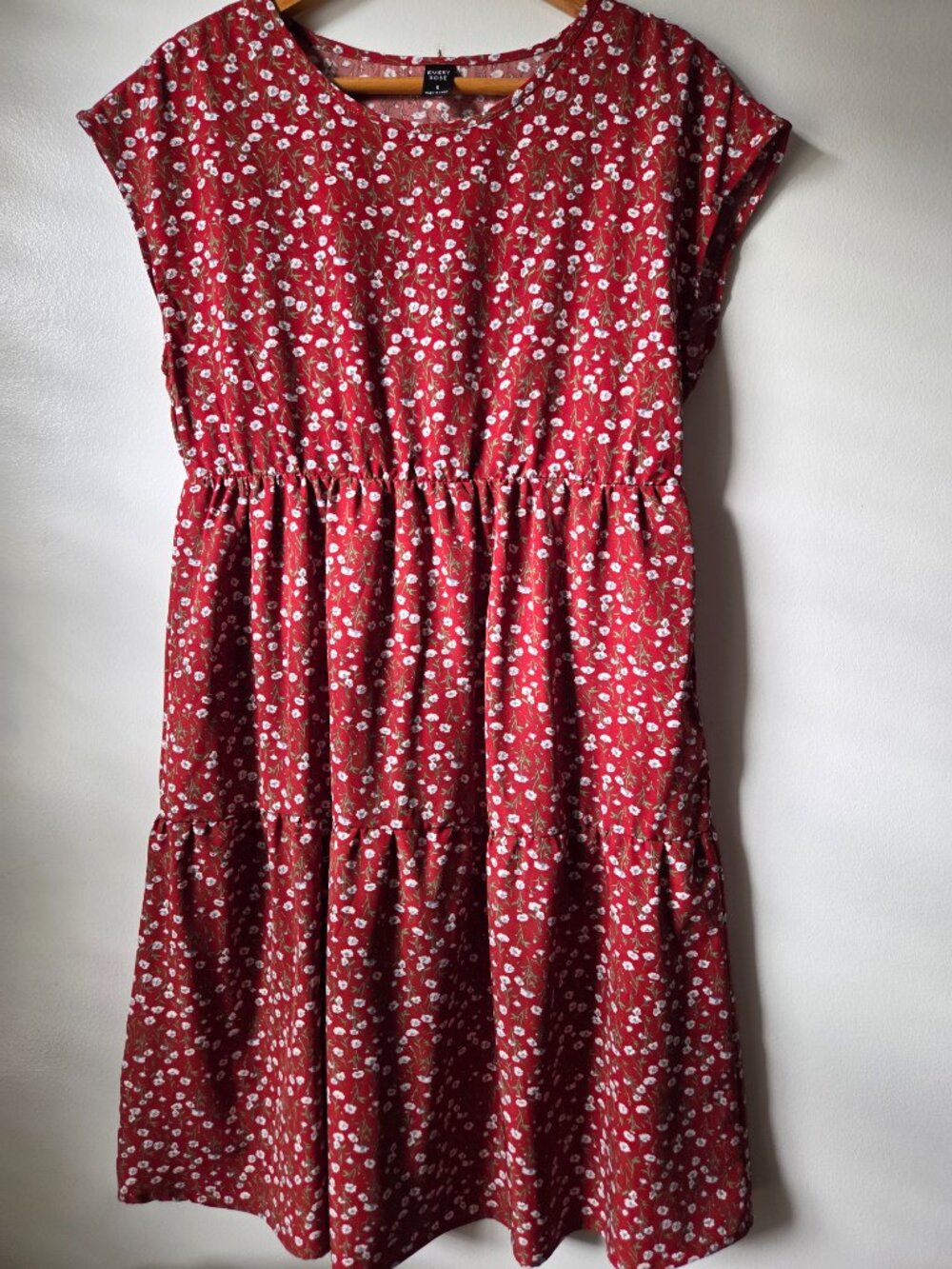LIKE NEW EMERY ROSE RED DITSY FLORAL TIERED DRESS SIZE SMALL
